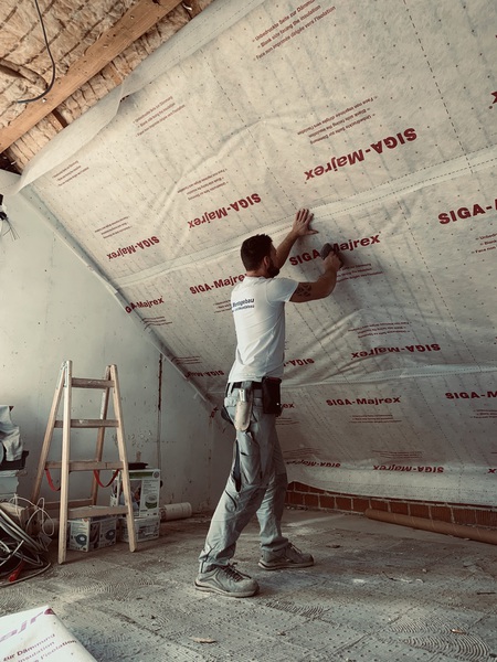 Sebastian Gröppel beim Verputzen einer Decke im Dachgeschoss