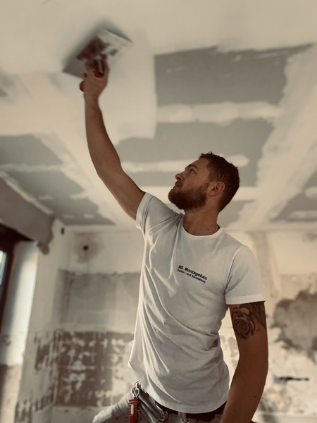 Sebastian Gröppel beim Verputzen einer Decke
