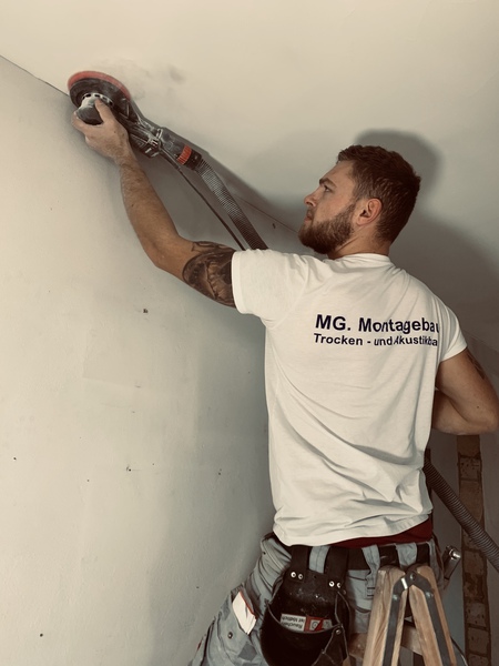 Sebastian Gröppel beim Verputzen einer Wand